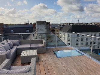  Nybygget terrasse med gelænder på tagtop