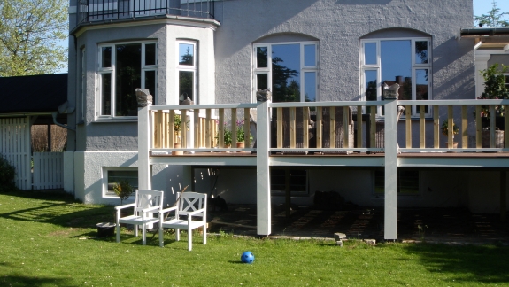 Ny hævet terrasse med gelænder ud til haven