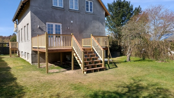 Ny træterrasse med trappe ned til haven
